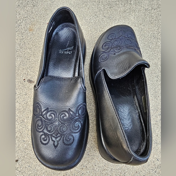 Like new black Dansko clog with filigree marking on the tops. Size 37 - Picture 8 of 8